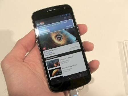 Mobilní telefon Samsung Galaxy Nexus - příjemně malý a svižný, foto: HDTVBlog.cz