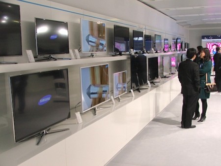 Ke každé řadě LCD televizí, ale i jakýchkoliv dalších produktů, byl k dispozici originální korejský zaměstnanec Samsung, aby vše vysvětlil, foto: HDTVBlog.cz