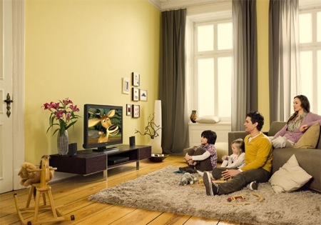 rodinka sleduje HDTV LCD televizi Sony Bravia v obývacím pokoji, pravděpodobné streamovaný Netflix obsah